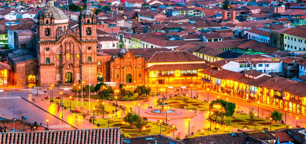 Fotografía nocturna de la plaza de Armas