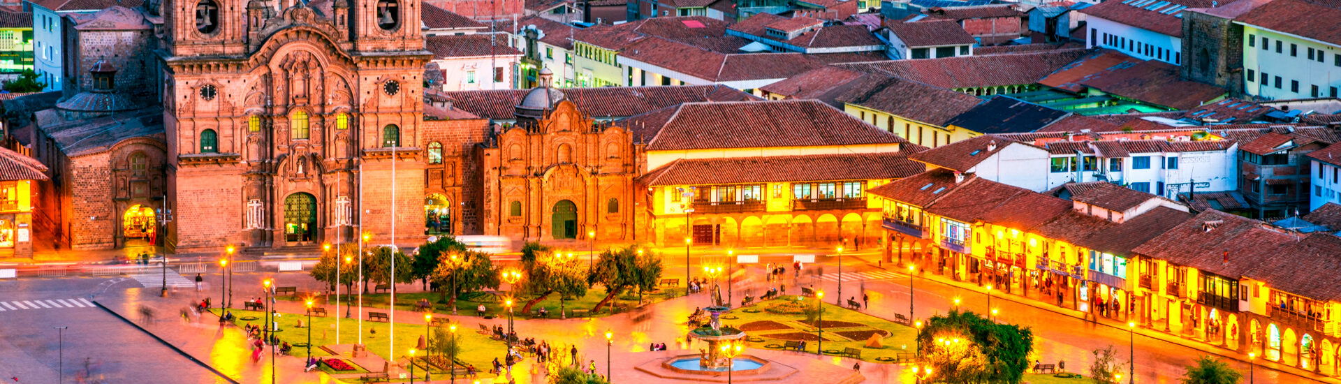 Fotografía nocturna de la plaza de Armas