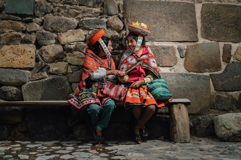 Niñitas hablando en quechua