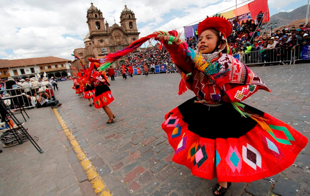 Danza de los Jilgueros en la plaza de armas del Cusco