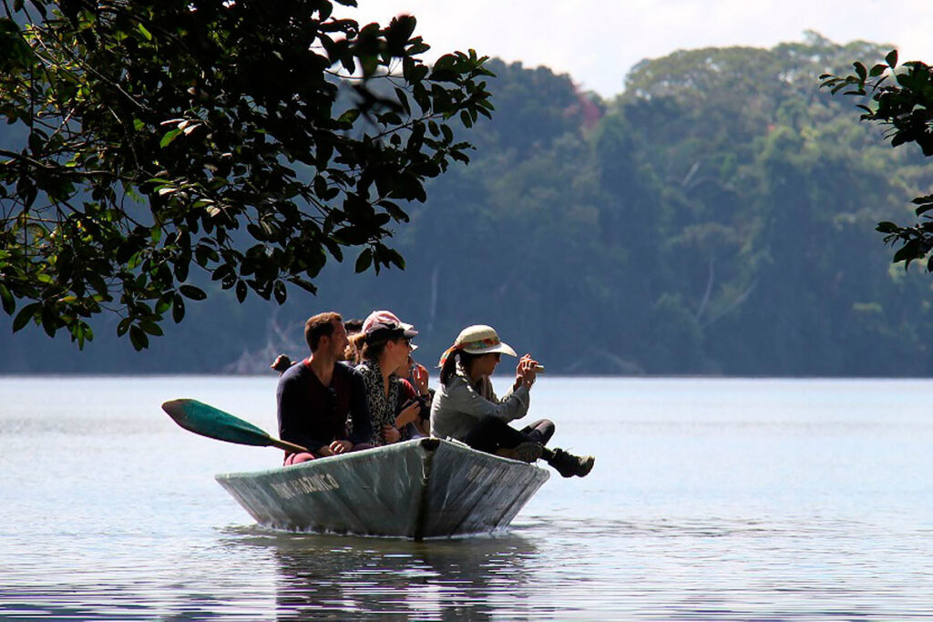 bote navegando el río Madre de Dios