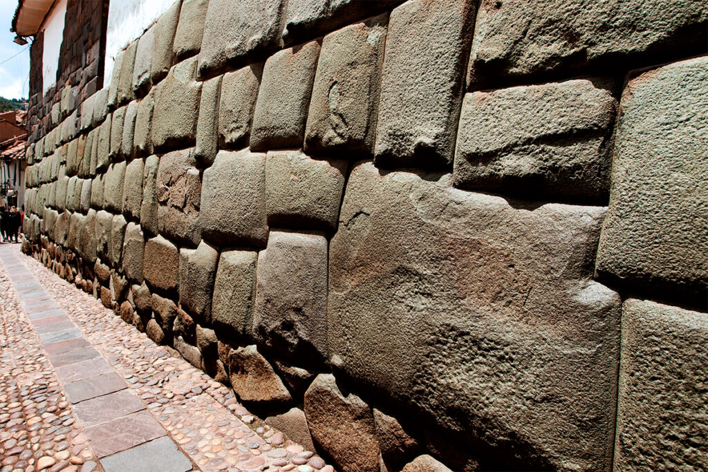 calle hatun rumiyoq con la piedra de los 12 ángulos