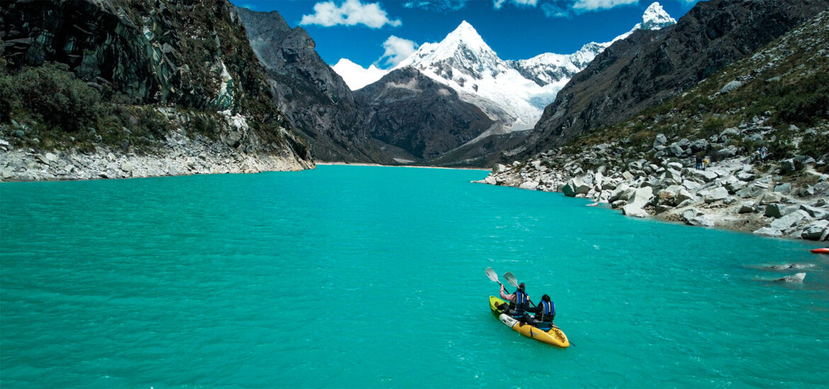 Practicando Kayak en la laguna Parón