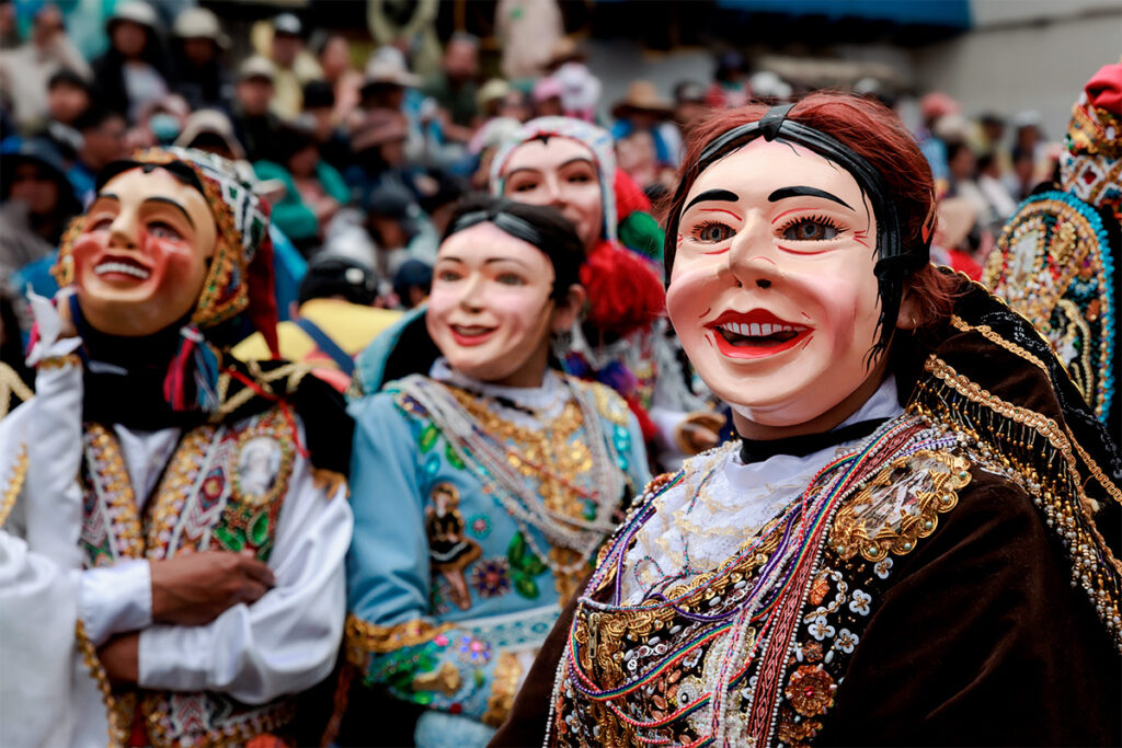 Máscaras de paucartambo celebrando