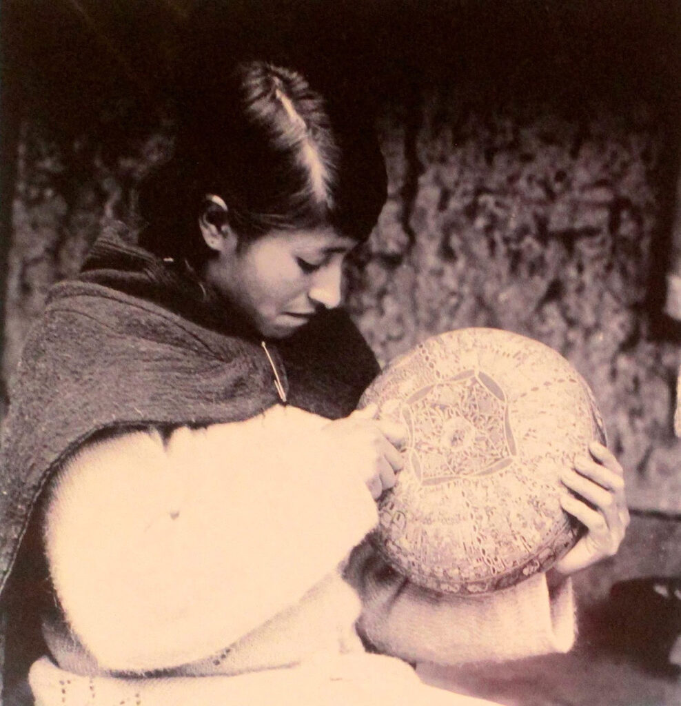 Mujer elaborando un mate burilado