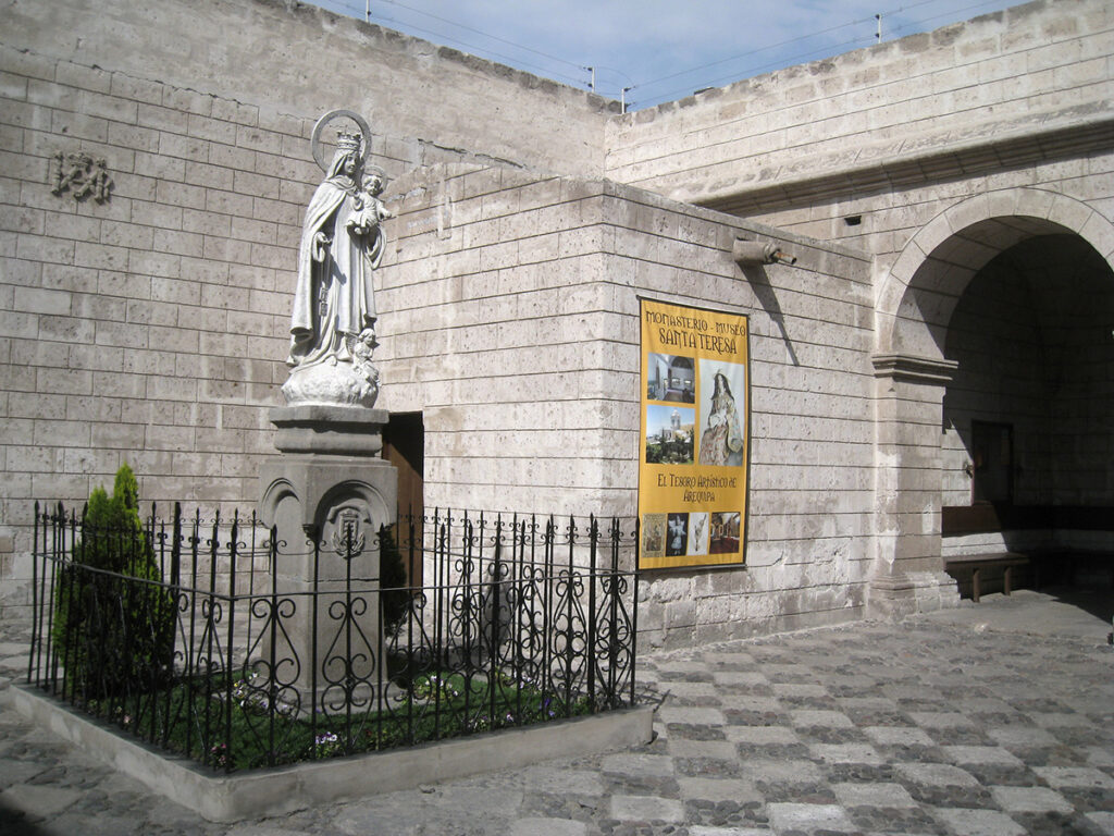 Exteriores del museo de Arte virreinal Santa Teresa