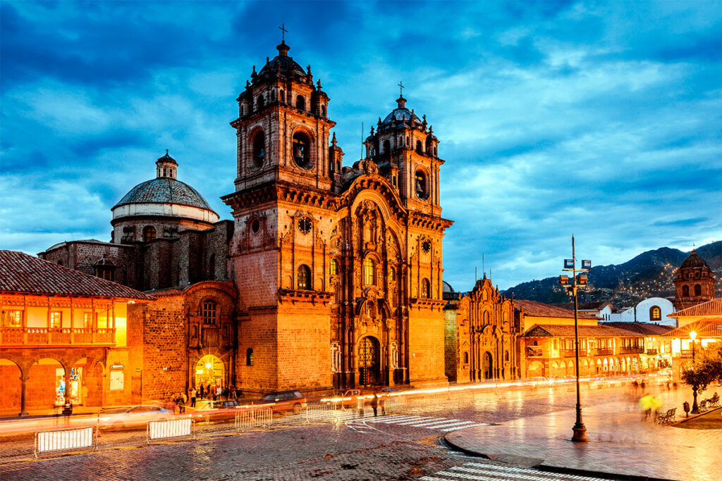 Iglesia de la compañía de Jesús en la plaza de armas del Cusco