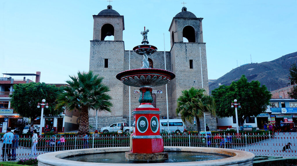 Plaza de armas de Caraz en Áncash