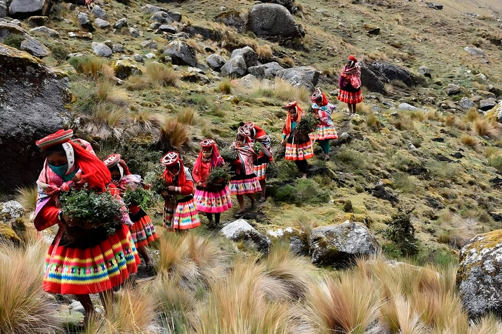 Mujeres andinas participanndo del Queuña Raymi