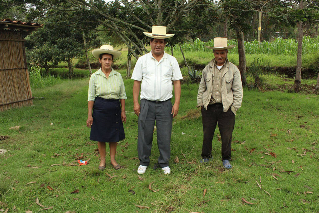 Lugareños usando sombreros chotanos