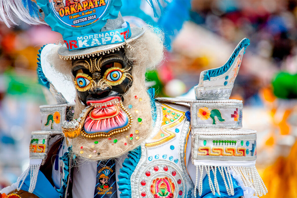 Traje de saqra en la festividad de la virgen de la candelaria en puno