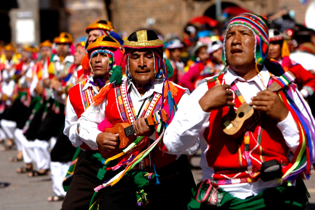 Función de música andina en la plaza de armas del Cusco