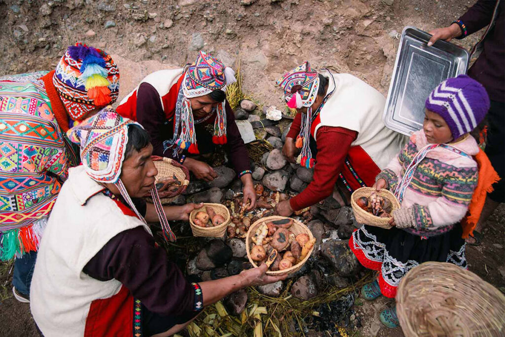 Lugareños de pisac comiendo pachamanca