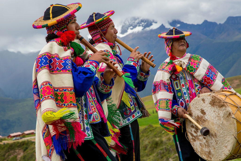 tocando música andina en las alturas del perú