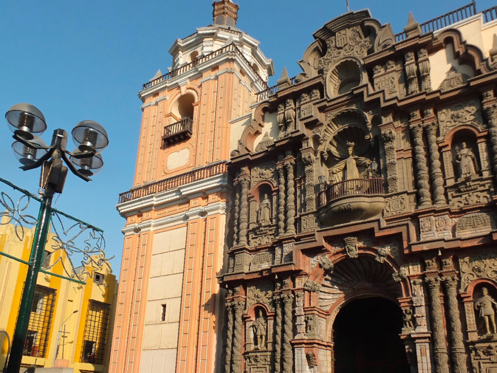 Fachada barroca de la basí8lica de nuestra señora de la merced, joya arquitectónica del jirón de la unión en el centro de lIma