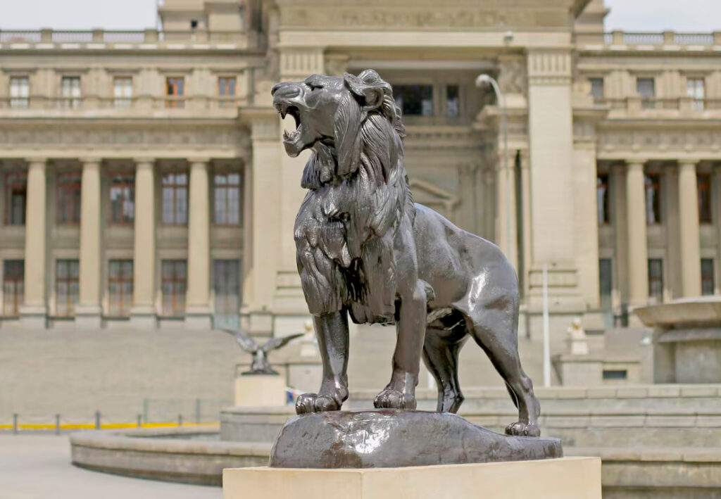 Escultura de León en hierro fundido en el Paseo de los Héroes Navales en Lima instalada en 1925 frente al palacio de Justicia