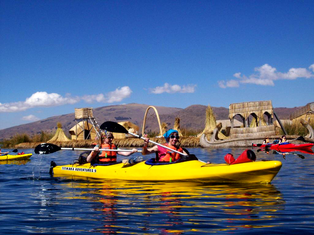 Turistas practicando kayak en las aguas del lago titicaca