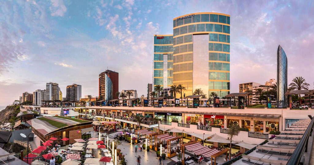 Vista panorámica de Larcomar al atardecer, centro comercial con terrazas frente al mar en la Avenida Larco, Miraflores