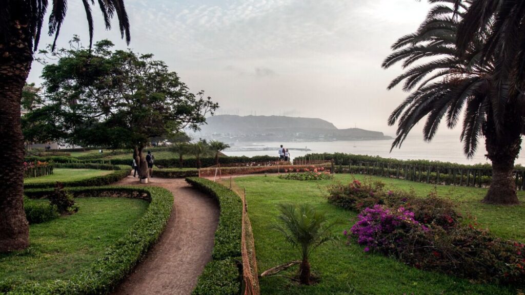 Vista panorámica desde el malecón de Barranco, con senderos, jardines y una perspectiva abierta hacia el océano pacífico