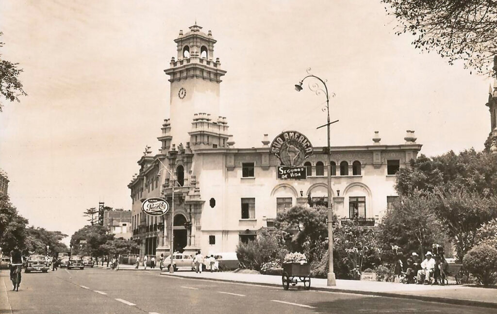 Fotografía antigua de la municipalidad de miraflores y la avenida larco