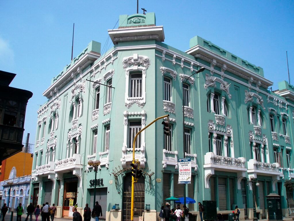 Fachada del Palais Concert en el Jirón de la Unión, histórico café-bar limeño reconvertido en edificio comercial