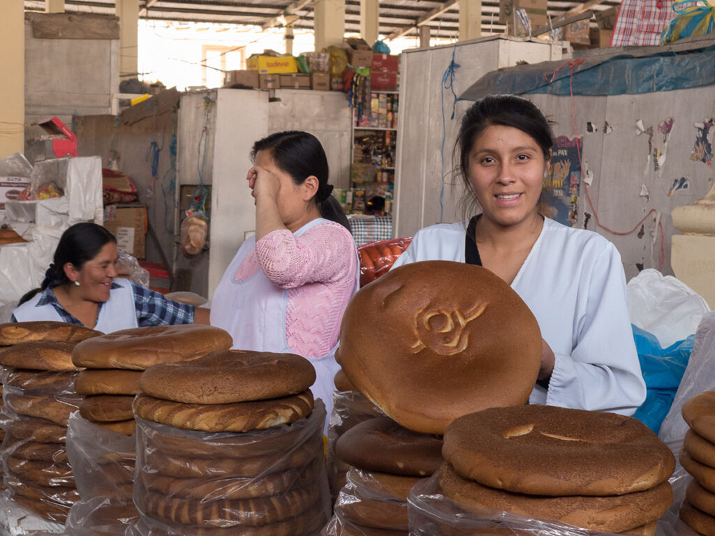 Vendedora de panes chutas en el mercado san pedro en cusco