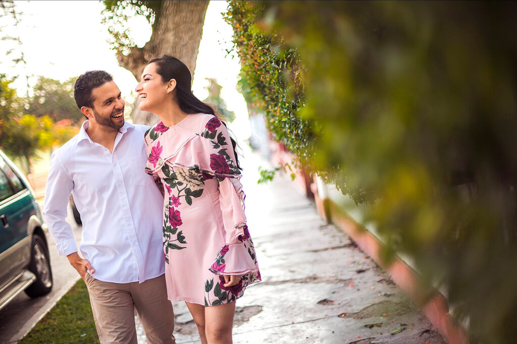 Pareja disfrutando mientras camina las calles de Barranco