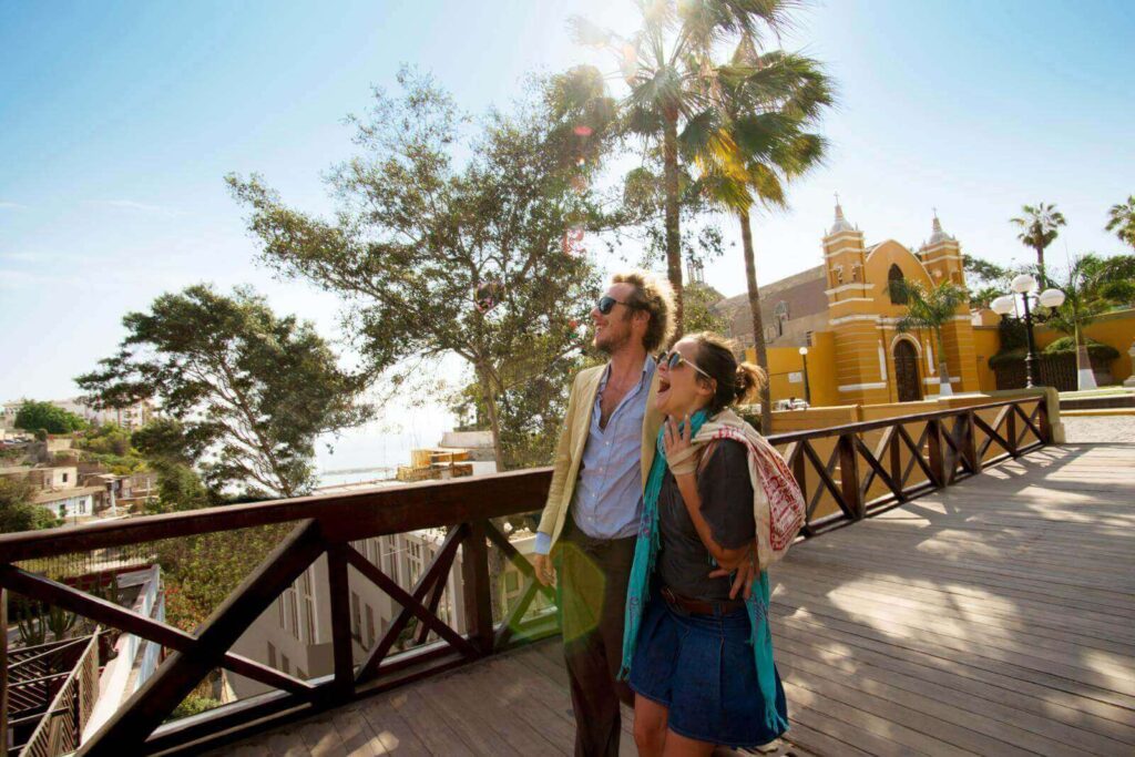 Pareja disfruta del amor en el puente de los suspiros de barranco