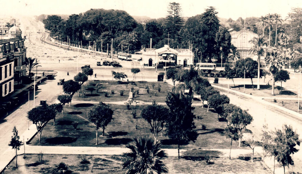 Fotografía antigua de la plaza de la república, actual paseo de los héroes navales en Lima, con jardines y alamedas centrales