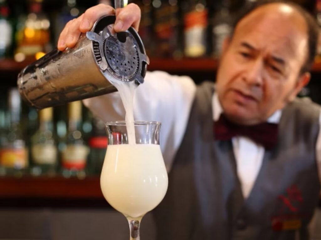 Preparación de pisco sour durante Fiestas Patrias en Perú