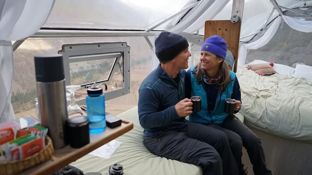 pareja disfrutando de una estancia romántica en el Sky Lodge para parejas 
