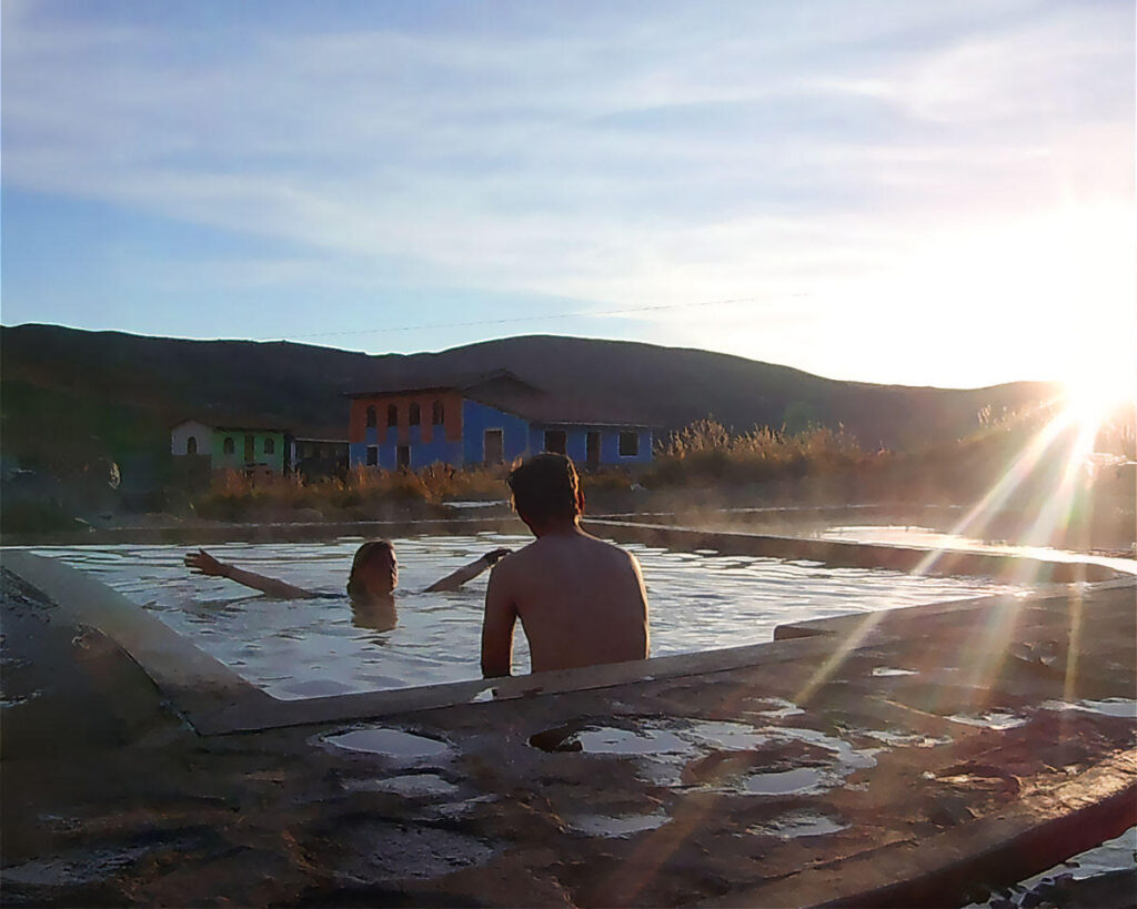 Turistas disfrutando de las aguas de Pacchanta
