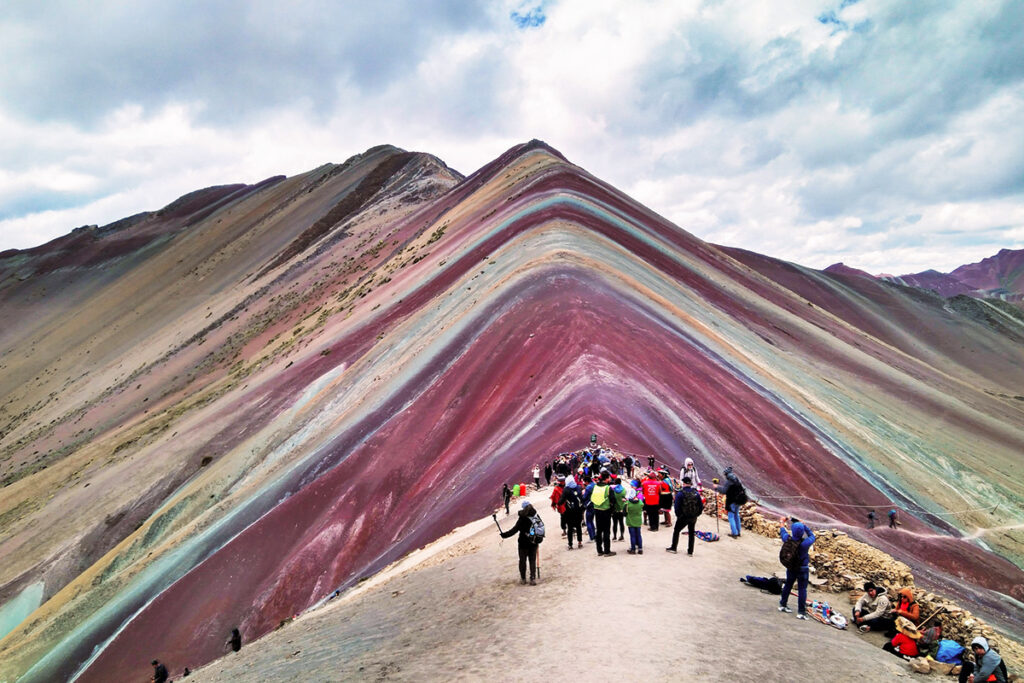 La montaña de siete colores atrae miles de turistas anualmente