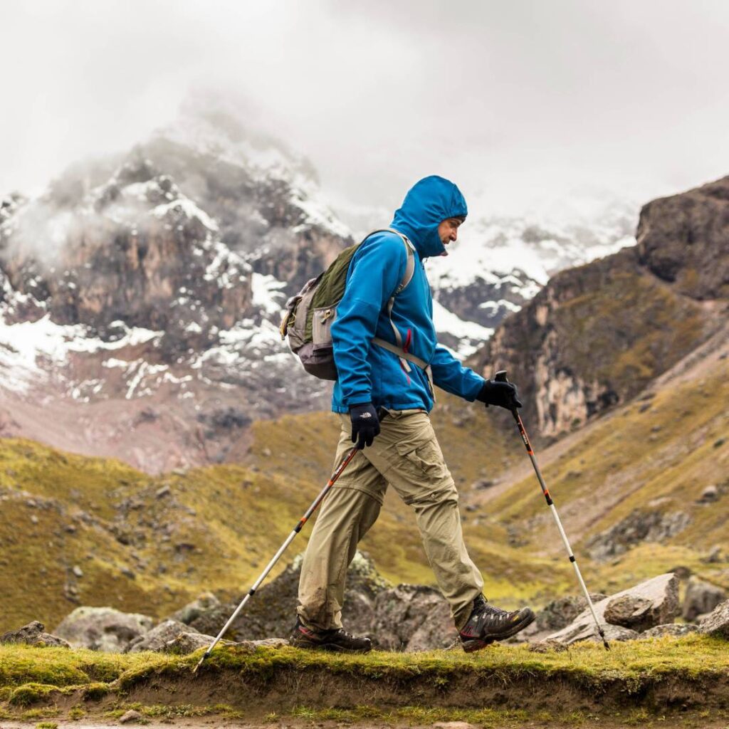 Viajero recorriendo la caminata al nevado ausangate, en la región de Cusco, Perú
