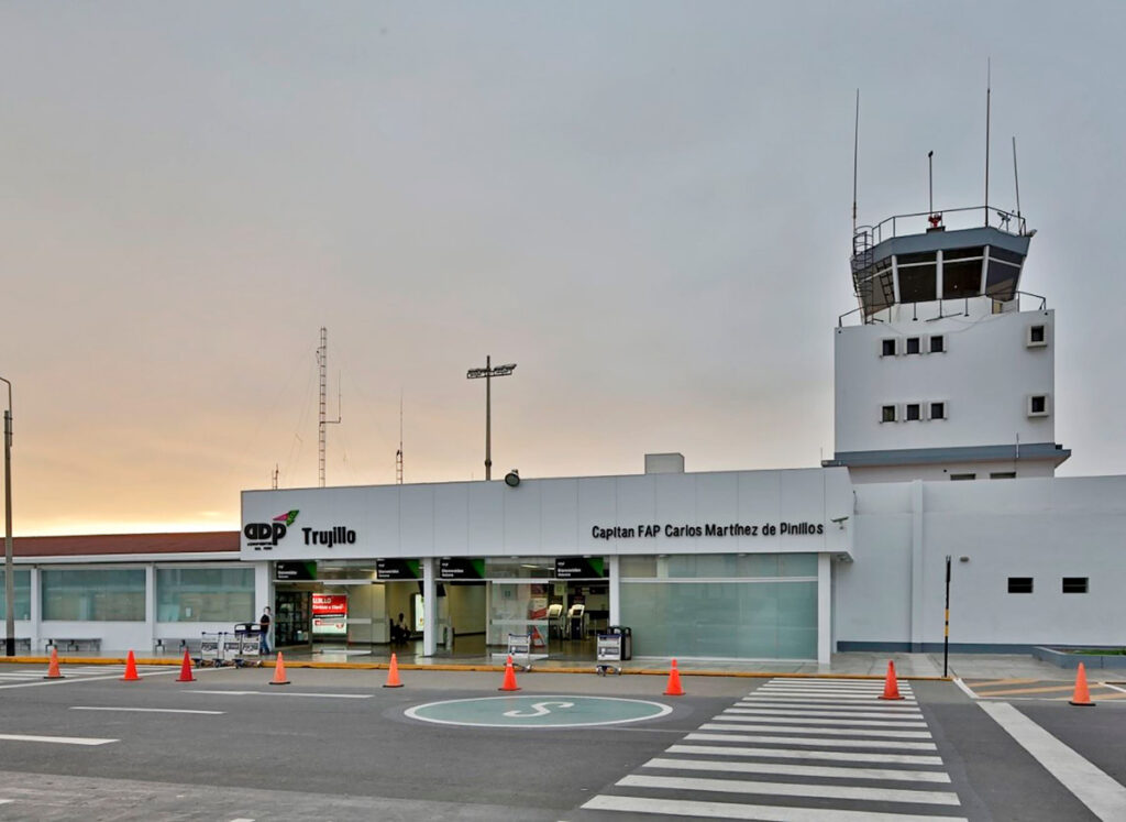 Vista del Aeropuerto Capitán FAP Carlos Martínez de Pinillos en trujillo, Perú, principal terminal aérea para quienes visitan Chan Chan y las Huacas del Sol y de la Luna