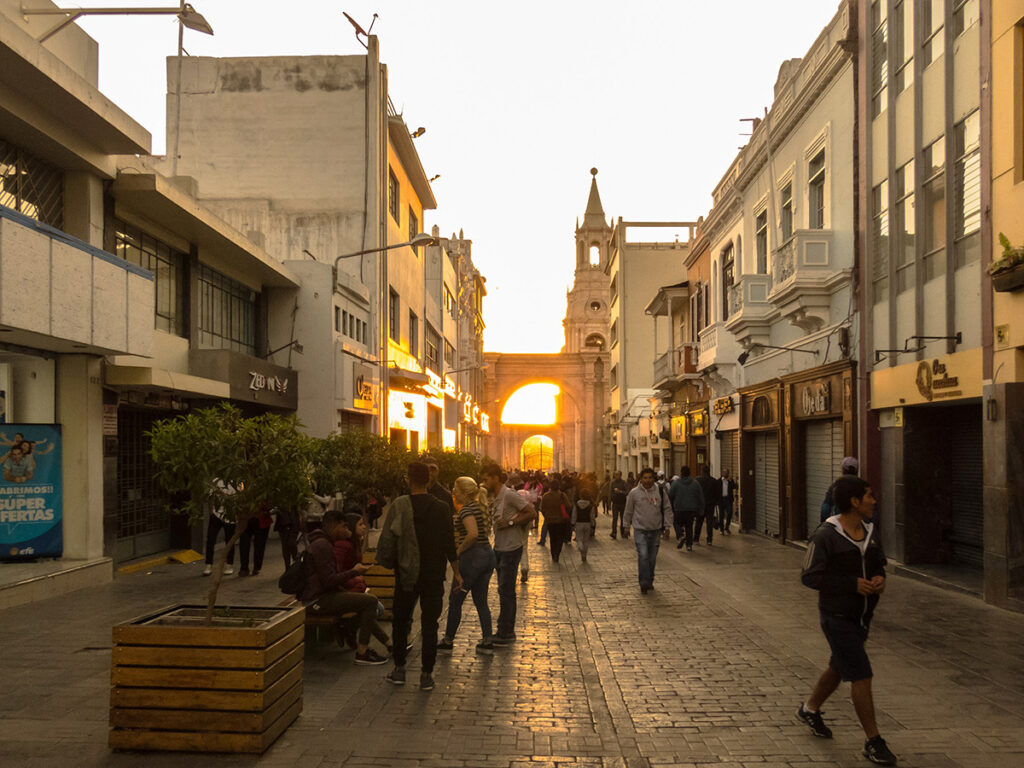 Fotografía del atardecer en la ciudad de Arequipa, calle mercaderes, cerca a la plaza mayor