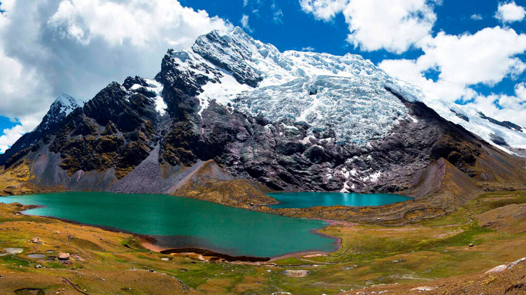 Imponente Apu Ausangate acompañado en sus faldas por lagunas turquesas en las alturas de Cusco, Perú