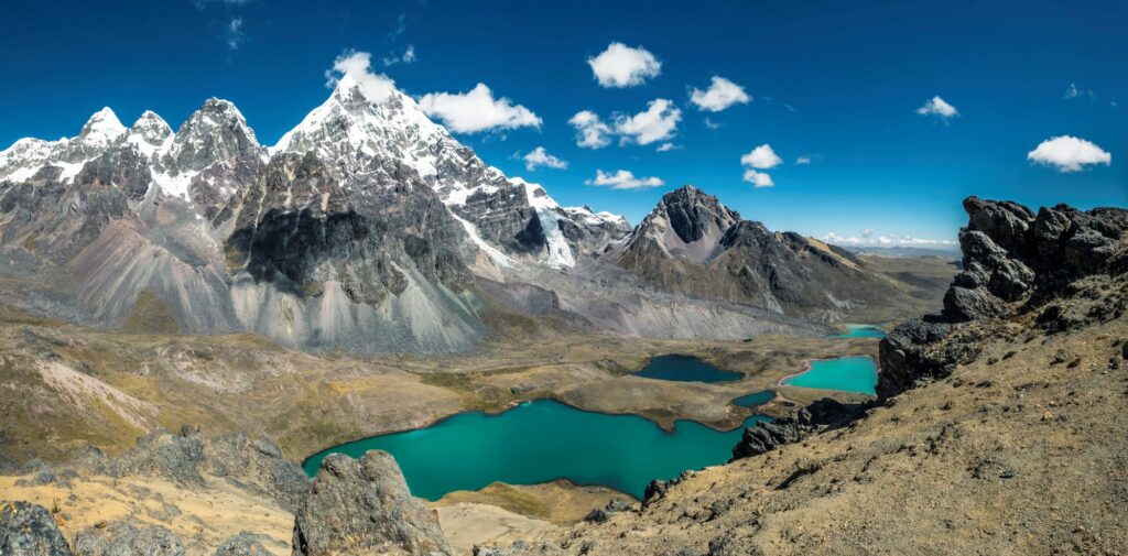Fotografía panorámica del nevado ausangate y las lagunas turquesa que se hallan emplazadas a las faldas del nevado