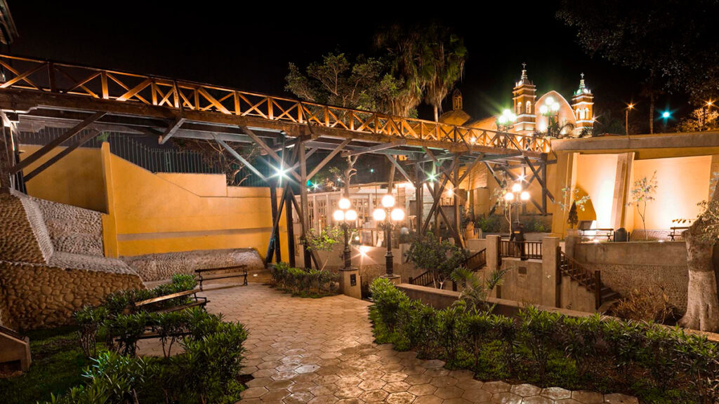 Barrio bohemio de Barranco por la noche, en la ciudad de Lima, Perú