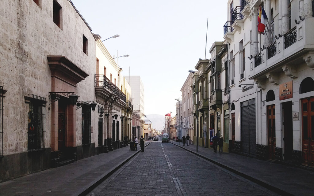Fotografía panorámica de calle la merced en la ciudad de Arequipa