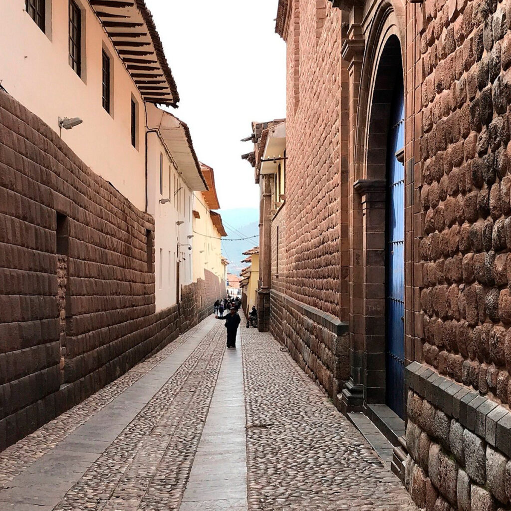 Calle Loreto, donde queda evidenciado el uso de fundamentos incas para las edificaciones posteriores españolas
