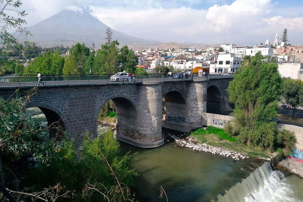 Fotografía del puente bolognesi en el centro de la ciudad de Arequipa con el Volcán Misti como fondo