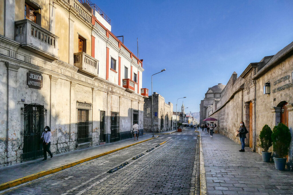 La emblemática calle de Santa Catalina en la ciudad de Arequipa
