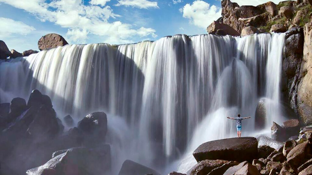 Fotografía de paisajes de la Catarata de Pillones con el efecto de velo de novia logrado a través de una velocidad de obturación lenta