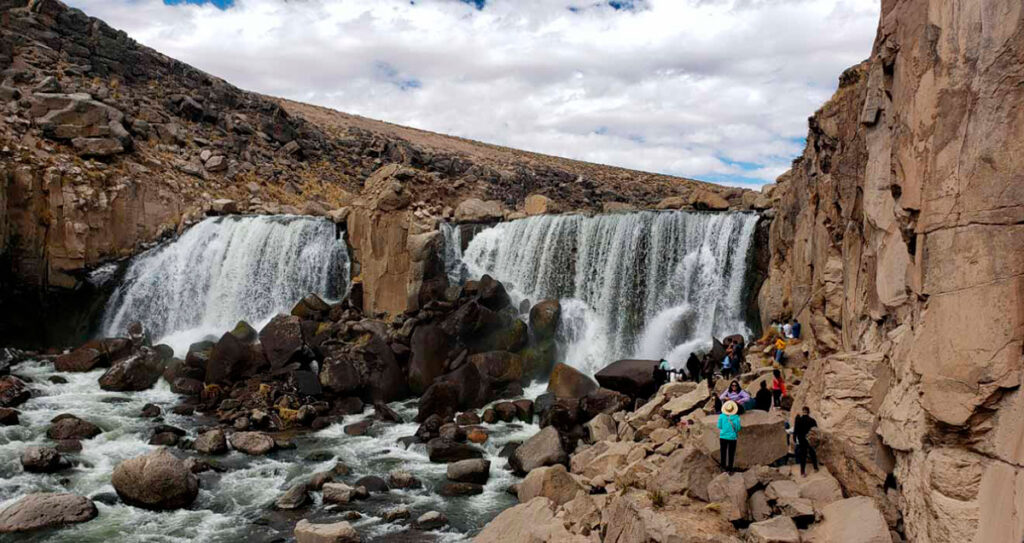 Personas visitando la Catarata de PIllones en la región de Arequipa, Perú