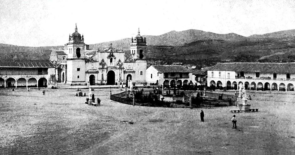 Fofografía de la Catedral de Ayacucho en la plaza mayor de Huamanga, Ayacucho, hacia el año 1910