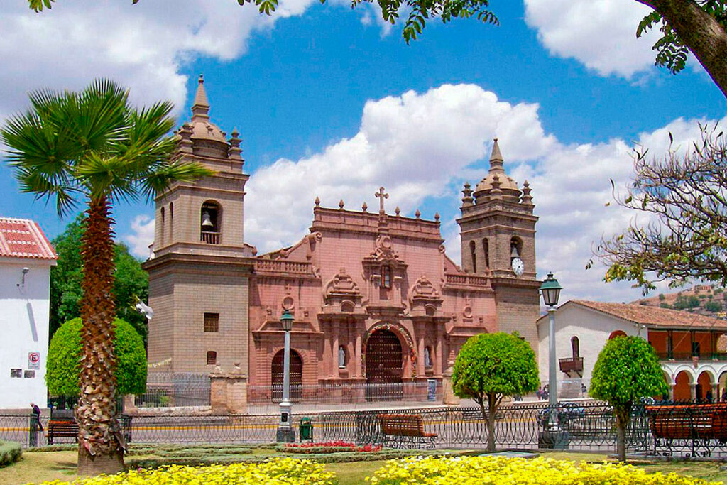 Fachada de la catedral de Ayacucho, una joya del estilo barroco, en la plaza de armas 