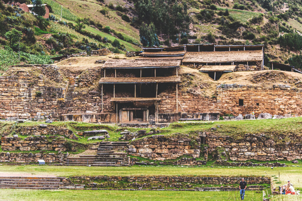 vista del complejo arqueológico de chavín de huántarm con sus estructuras de piedra, símbolo de la cultura chavín de los andes peruanos