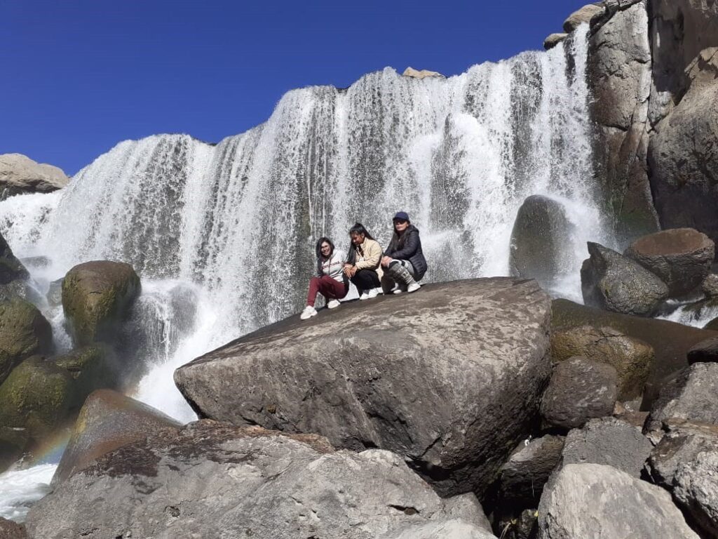 Tres viajeras, disfrutando del hermoso escenario de la Catarata de Pillones
