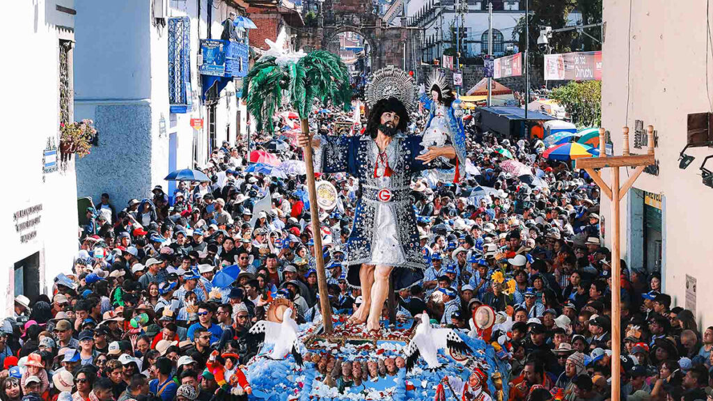 El patron san sebastián siendo llevado en andas durante las fiestas patronales del Cusco, Perú